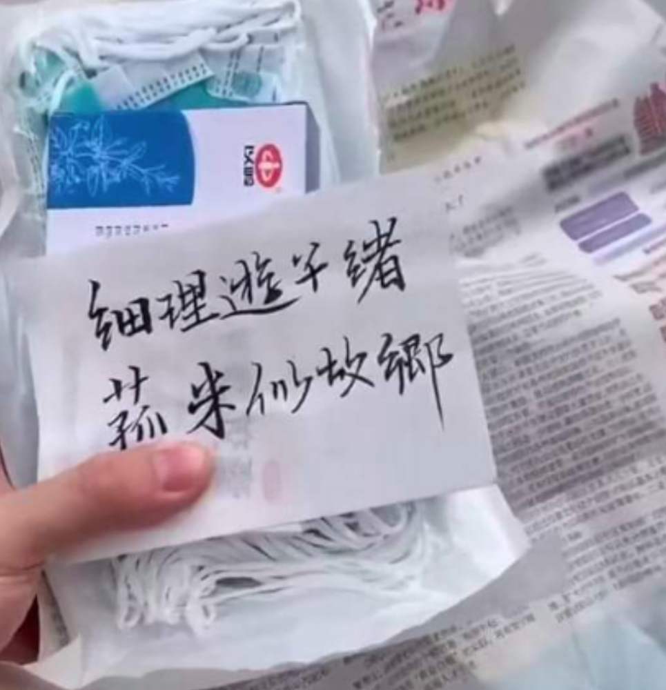 輸送帶定制廠(chǎng)家：留學(xué)生發(fā)健康包引外國(guó)人圍觀(guān)