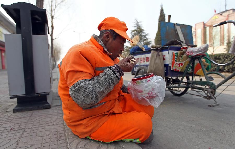 輸送帶廠家：暖心！老人高溫下賣(mài)菜城管買(mǎi)下送環(huán)衛(wèi)工