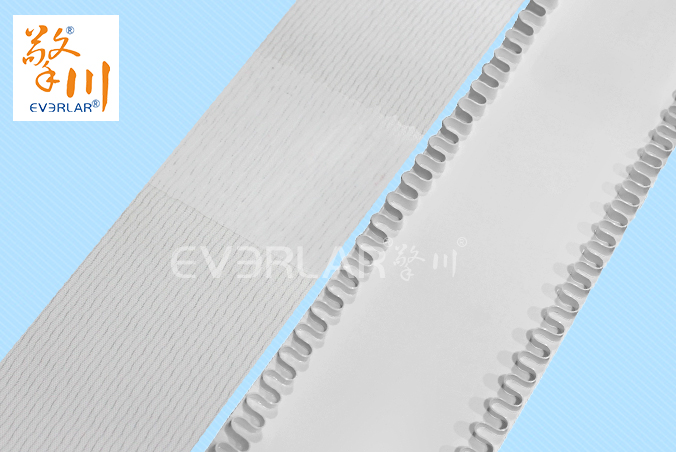 白色PU輸送帶加裙邊食品級耐油食品醫(yī)藥分揀輸送機皮帶廠家定制