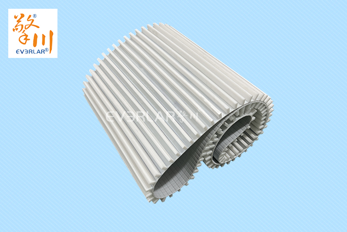 白色聚氨酯鋼絲平面同步帶加擋板物流包裝耐磨耐油PU傳動(dòng)帶工業(yè)皮帶